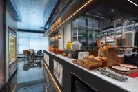 広州市にあるCityNote Hotel Guangzhou Yongqingfang Ximenkou Subway Stationのキッチン(カウンター、パンなど付)