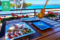 una mesa con un plato de comida y un vaso de zumo en Mobile home Blue Lagoon 785, en Biograd na Moru