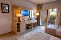 TV a/nebo společenská místnost v ubytování Stella Beach Resort & Spa, Makadi Bay
