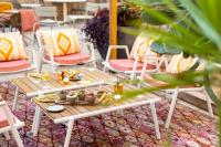 einen Tisch mit Essen auf der Terrasse in der Unterkunft Novotel Suites Marseille Centre Euromed in Marseille