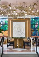 einen Tagungsraum mit einem großen Gemälde an der Wand in der Unterkunft La Concha Key West, Autograph Collection in Key West