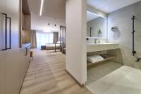 Łóżko lub łóżka w pokoju w obiekcie LH Suites Aparthotel NEW OPENING