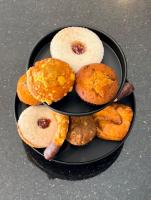 un plato de diferentes tipos de donuts en una mesa en Moderne Hotel, en Nueva York