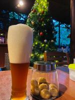 een glas bier naast een kerstboom bij Sunmoon Beach Resort Likupang Timur in Pulau Mogogimbun