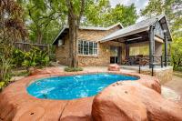 una piscina en el patio trasero de una casa en Tranquil Nest, en Hazyview