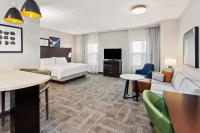 Staybridge Suites Albany Wolf Rd-Colonie Center by IHGにあるテレビまたはエンターテインメントセンター