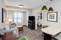 Staybridge Suites Albany Wolf Rd-Colonie Center by IHGにあるテレビまたはエンターテインメントセンター