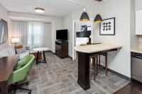 Staybridge Suites Albany Wolf Rd-Colonie Center by IHGにあるテレビまたはエンターテインメントセンター