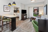 Staybridge Suites Albany Wolf Rd-Colonie Center by IHGにあるテレビまたはエンターテインメントセンター