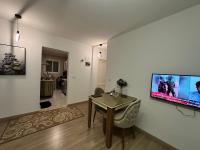 TV a/nebo společenská místnost v ubytování Luxury 2 bedrooms and 1 pathroom wide garden view