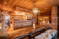 cocina grande con mesa de madera y lámpara de araña en Sonnmatten Boutique Hotel & Apartments Zermatt, en Zermatt