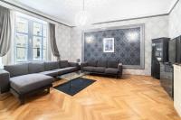 una sala de estar con un sofá y una mesa en Carlton Suites, en Viena