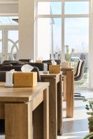 ZapsonВілла Край неба的客房设有桌子、沙发和窗户。