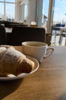 ZapsonВілла Край неба的桌上的一块面包和一杯咖啡