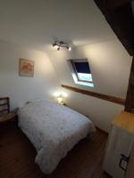 Łóżko lub łóżka w pokoju w obiekcie La Ferme de Frévan