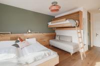 Postel nebo postele na pokoji v ubytování biYou Ecoquartier in den Bergen