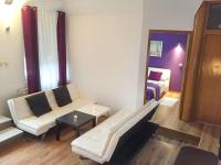 Posedenie v ubytovaní Charming apartment in Rakovica with shared pool - 35 sqm