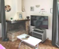 Televízia a/alebo spoločenská miestnosť v ubytovaní Maison de charme à Vachères avec jardin et vue montagne