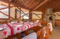 Posezení v ubytování Pirin Sense Family Apt - Mountain View - SPA - FREE Parking