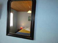 Posteľ alebo postele v izbe v ubytovaní Maison de Vacances à 1km de la Plage - 2 Chambres, Jardin, Terrasses, Proche Commerces - FR-1-540-252