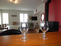 Televízia a/alebo spoločenská miestnosť v ubytovaní Maison de Vacances à 1km de la Plage - 2 Chambres, Jardin, Terrasses, Proche Commerces - FR-1-540-252