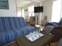 Televízia a/alebo spoločenská miestnosť v ubytovaní Maison de Vacances à 1km de la Plage - 2 Chambres, Jardin, Terrasses, Proche Commerces - FR-1-540-252