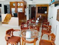 uma fileira de mesas e cadeiras em uma sala em Turtle Hive - Velaa Vani em Dhiffushi