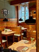 Hideaway Hotel Montestyria Chalets & Suiten餐廳或用餐的地方