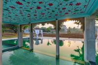 Indulge Udaipur by Packの敷地内または近くにあるプール