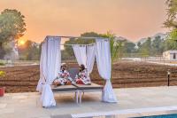 Indulge Udaipur by Packの敷地内または近くにあるプール