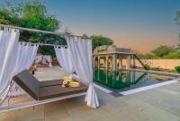 Indulge Udaipur by Packの敷地内または近くにあるプール