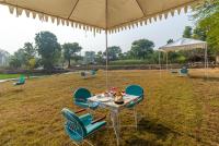Indulge Udaipur by Packにある庭