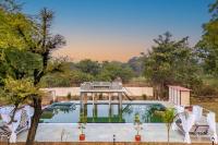 Indulge Udaipur by Packの敷地内または近くにあるプール