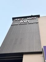 HisārにあるHotel Sky Way Innの建物の側面にある看板