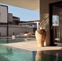 Bazén v ubytovaní Vorto Luxury Villas, a Signature Island Retreat, By ThinkVilla alebo v jeho blízkosti