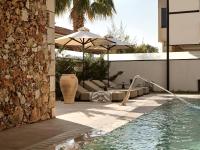 Bazén v ubytovaní Vorto Luxury Villas, a Signature Island Retreat, By ThinkVilla alebo v jeho blízkosti