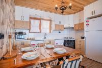 Kuchyň nebo kuchyňský kout v ubytování Villa Ahenk