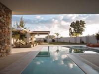 Bazén v ubytovaní Vorto Luxury Villas, a Signature Island Retreat, By ThinkVilla alebo v jeho blízkosti