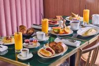 Maleyssie Les Suites في شارتر: طاولة تعلوها أطباق من أطعمة الإفطار والمشروبات