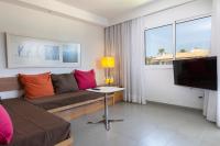 Una televisión o centro de entretenimiento en Hipotels Apartamentos Cala Bona