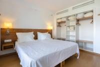 Cama o camas de una habitación en Hipotels Apartamentos Cala Bona