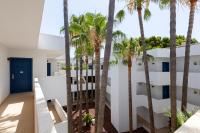Un balcón o terraza de Hipotels Apartamentos Cala Bona