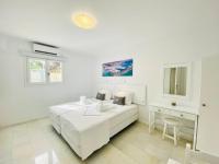 Postel nebo postele na pokoji v ubytování Heart of Paros Apartments