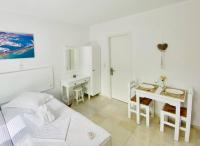 Postel nebo postele na pokoji v ubytování Heart of Paros Apartments