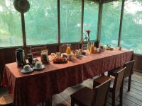 un lungo tavolo con cibo sopra in una stanza con finestre di Valencia Lake Lodge a Puerto Maldonado
