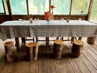 un tavolo in una stanza con tronchi intorno di Valencia Lake Lodge a Puerto Maldonado