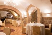 una habitación con mesas y sillas en un edificio en Marchese Del Grillo, en Fabriano