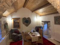 Część wypoczynkowa w obiekcie Manoir du Charme dans les Gorges du Tarn LOZERE