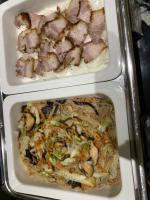 Dos platos blancos de comida con carne y verduras. en Kenting Amanda Hotel, en Nanwan