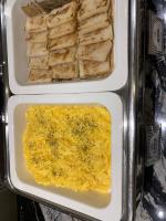 Dos bandejas de plástico de comida con huevos y pan. en Kenting Amanda Hotel, en Nanwan